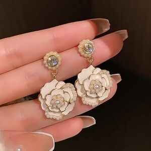 💋Elegant floral White camellia rose Post drop earrings